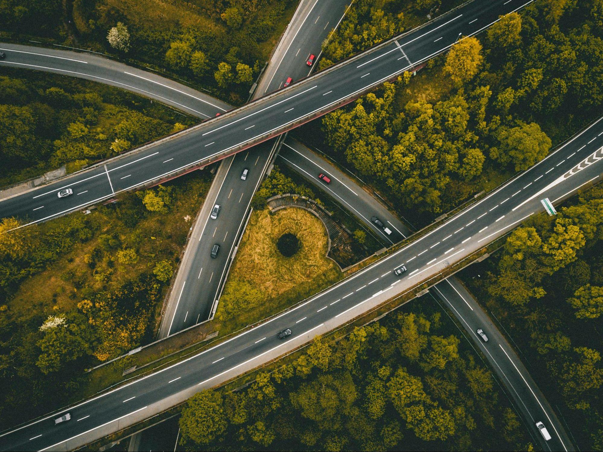 What is Difference Between Expressways and Freeways?